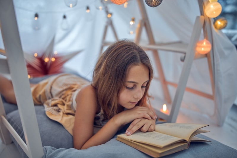 niña de 9 años leyendo un libro